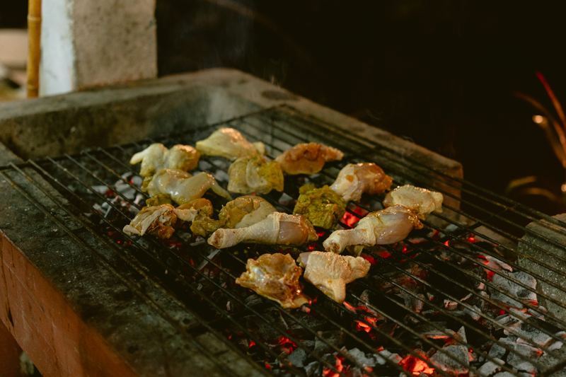 Ayam dipanggang di atas BBQ pit
