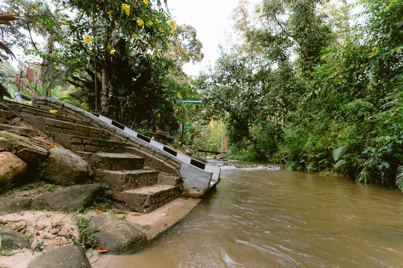 Tangga batu turun ke anak sungai MSM