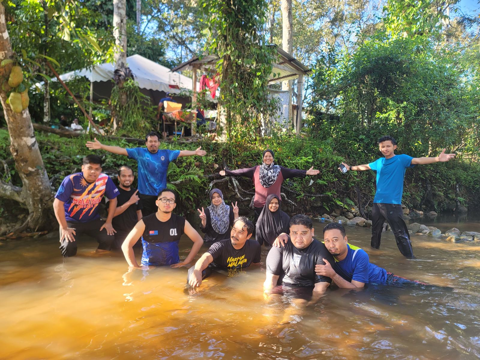 Sekumpulan tetamu bersantai di anak sungai MSM